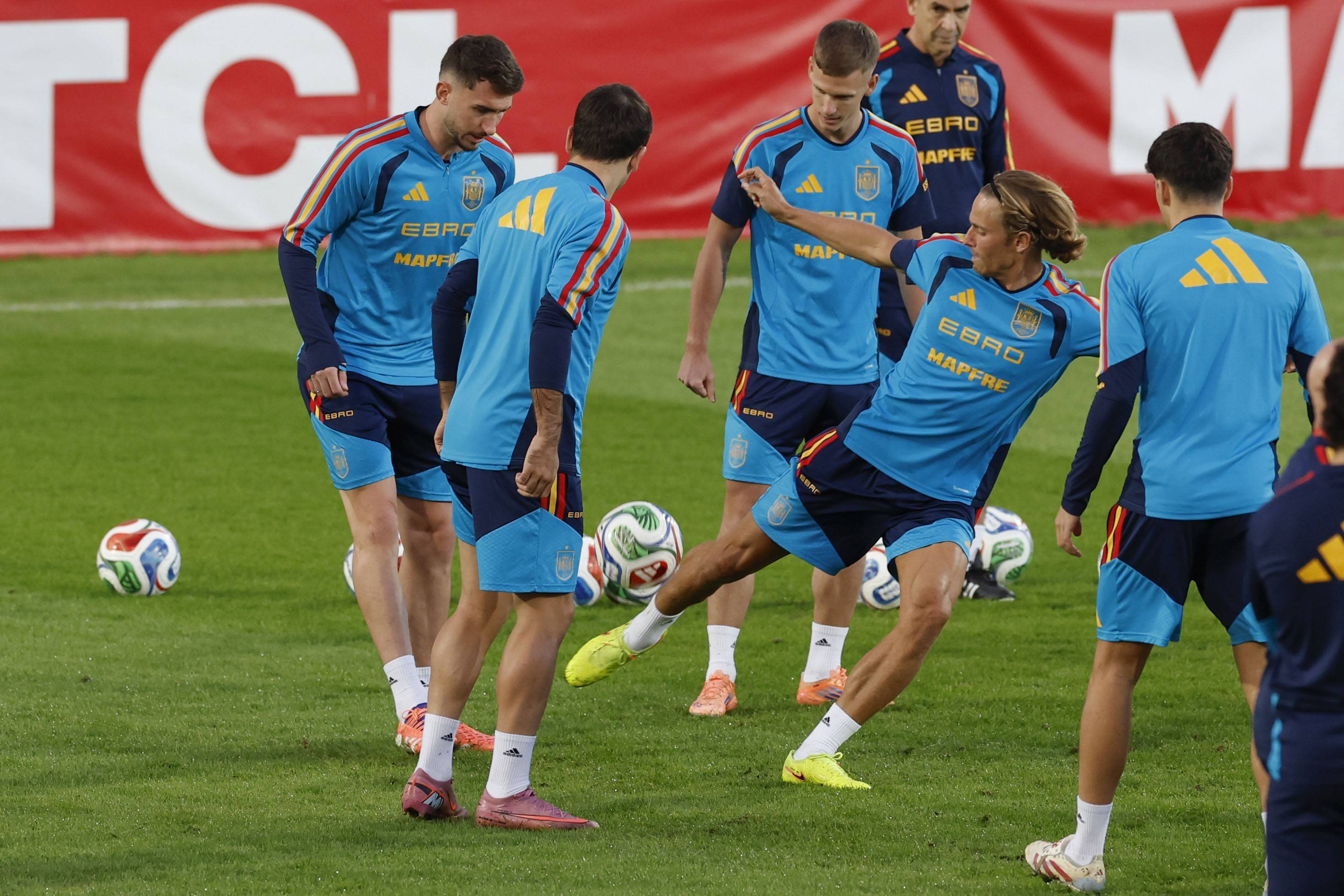 （外代二线）足球——世界杯预选赛：西班牙赛前备战