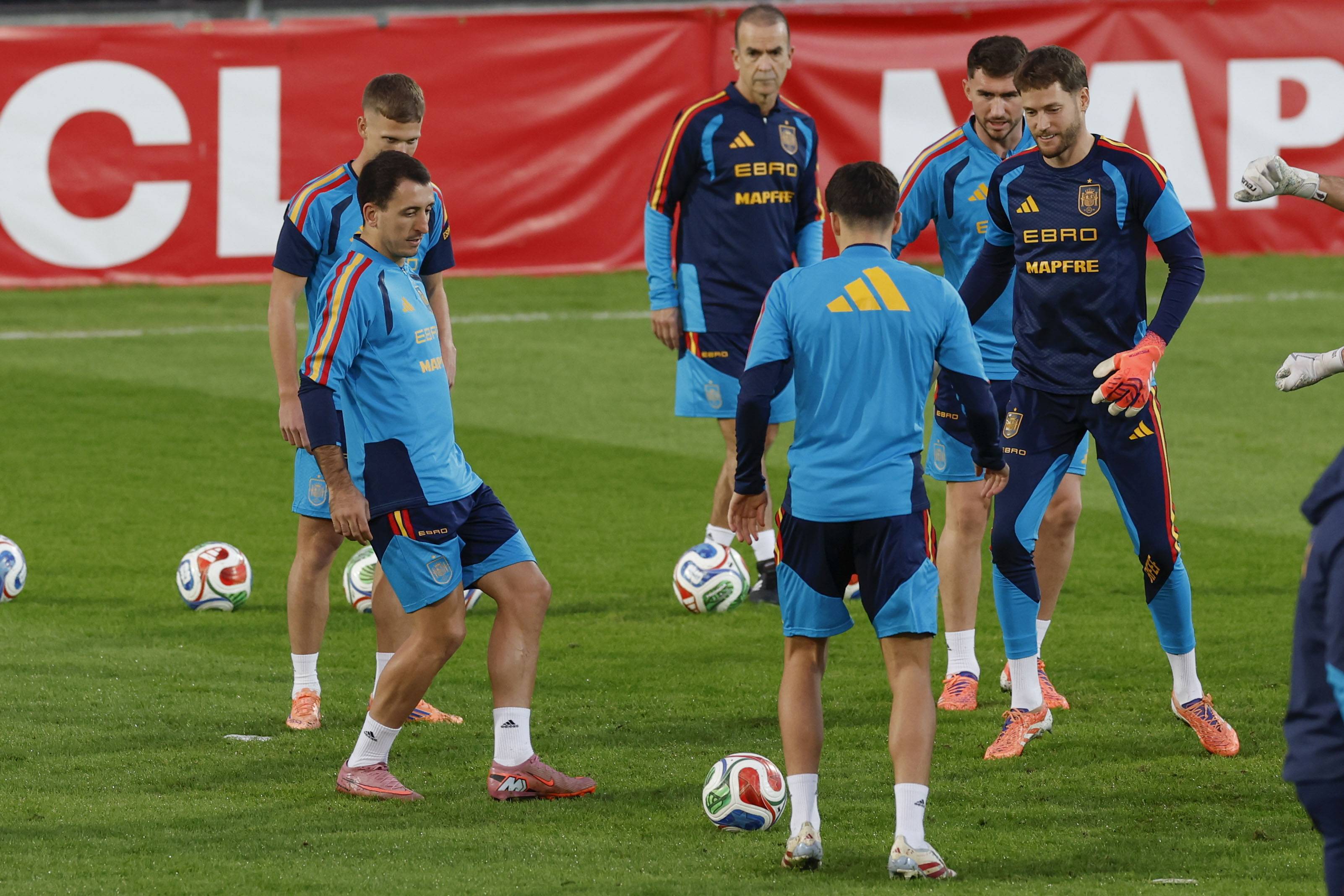 （外代二线）足球——世界杯预选赛：西班牙赛前备战